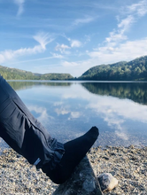 Last inn bildet i Galleri-visningsprogrammet, Bambusa sokker er perfekte til en lang fjelltur. De sitter godt på foten med antisklibelegg på hælen og puster slik at man unngår svette og klamme føtter.
